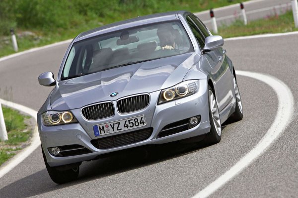 Тук сме посочили E90 BMW Серия 3, но..Дизеловият двигател N47, който е причината за включването му в този списък, също е монтиран на Series 1 (E81) и 5 (E60). Всички тези коли бяха изключително желани. Този N47 можеше да се окаже кошмар за собствениците, тъй като неговата ангренажна верига лесно се износва и след повреждаше.

Изобилието от тракане издаваше някаква предстояща повреда, но тъй като веригата беше заровена в задната част на двигателя, разходите за смяна можеха да надхвърлят стойността на колата. 